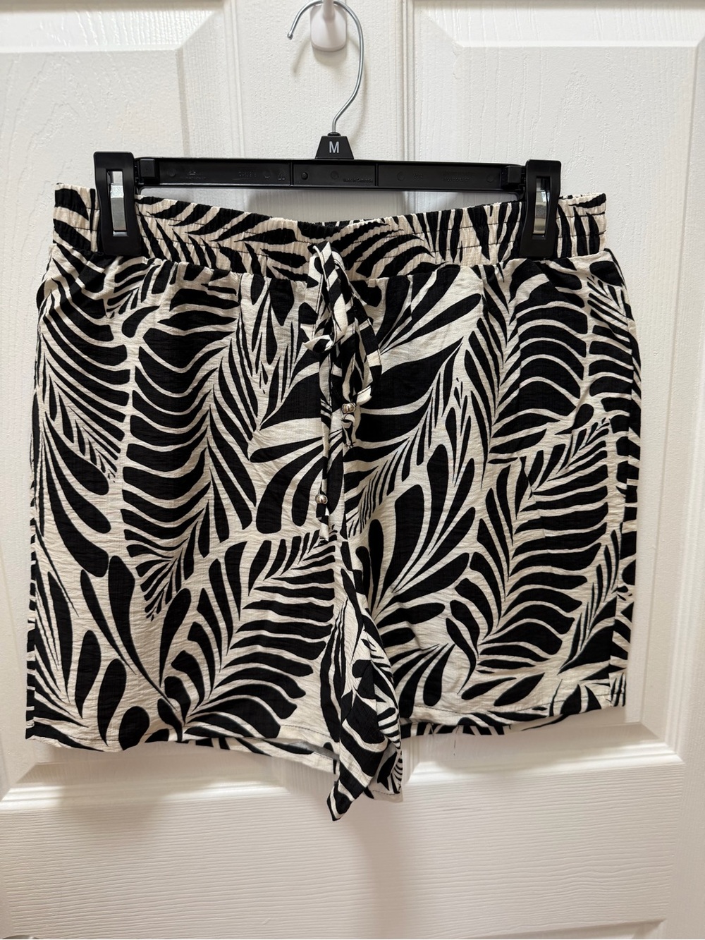 Women’s Black & Cream Tropical Leaf Drawstring Shorts NWT Medium - Picture 2 of 7